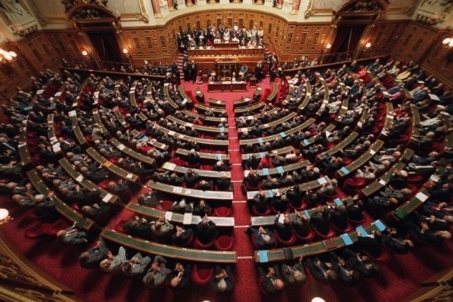 Le Sénat américain vote pour limiter le pouvoir de Trump sur les opérations militaires contre l'Iran